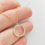 Sárga arany nyaklánc köves kör medállal