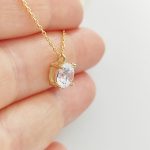 Sárga arany nyaklánc egy köves medállal