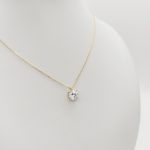 Sárga arany nyaklánc egy köves medállal