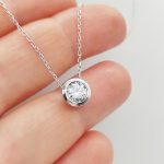 Fehér arany nyaklánc egy köves buttonos medállal