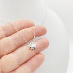 Fehér arany nyaklánc egy köves buttonos medállal