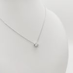 Fehér arany nyaklánc egy köves buttonos medállal