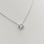 Fehér arany nyaklánc egy köves buttonos medállal