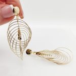 Sárga arany modern mutatós fülbevaló karikákkal