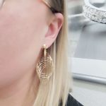 Sárga arany modern mutatós fülbevaló karikákkal