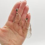 Sárga arany modern mutatós fülbevaló karikákkal