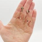 Sárga arany modern mutatós fülbevaló karikákkal