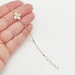 Sárga arany karlánc fehér virág medállal