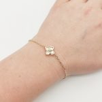 Sárga arany karlánc fehér virág medállal