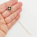 Sárga arany karlánc fekete virág medállal