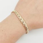 Sárga arany elől szélesedő elegáns karlánc