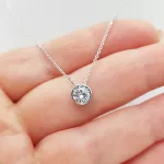 Fehér arany nyaklánc egyköves buttonos medállal