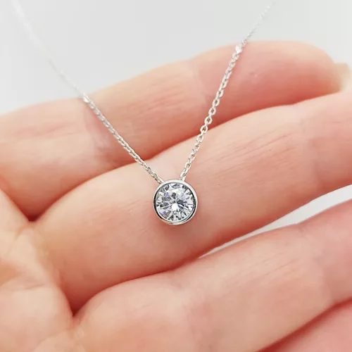 Fehér arany nyaklánc egyköves buttonos medállal