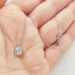 Fehér arany nyaklánc egyköves buttonos medállal