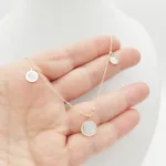 Sárga arany nyaklánc gyöngyház függőkkel