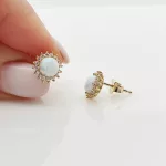 Sárga arany fülbevaló fehér opállal