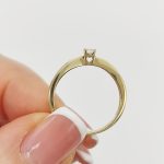 Sárga arany egy köves gyűrű