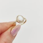 Sárga arany gyűrű fehér opállal