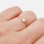 Sárga arany gyűrű egy kővel