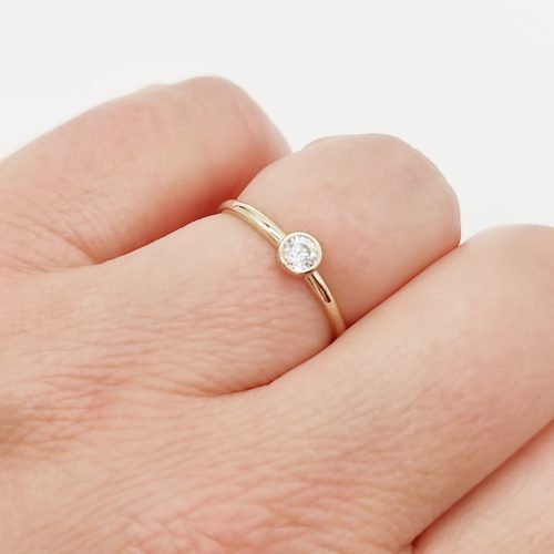 Sárga arany gyűrű egy kővel