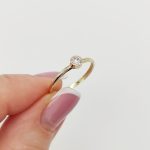 Sárga arany gyűrű egy kővel