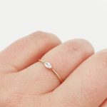 Sárga arany gyűrű egy kővel