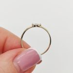 Sárga arany gyűrű egy kővel