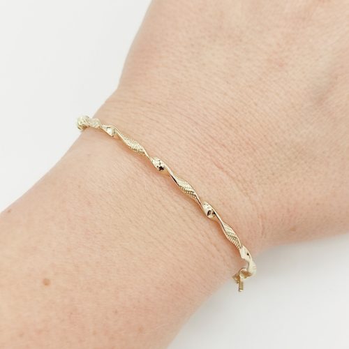 Sárga arany csavart metszett karperec