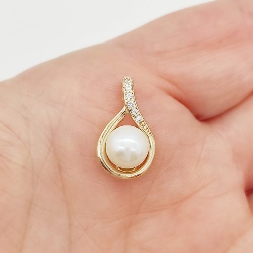 Sárga arany medál gyönggyel