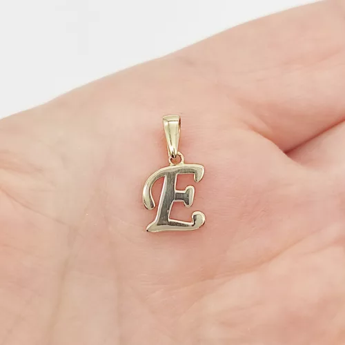 Sárga arany írott "E" betű medál