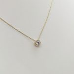 Sárga arany nyaklánc egy köves buttonos medállal