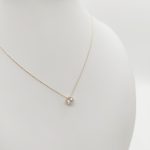 Sárga arany nyaklánc egy köves buttonos medállal