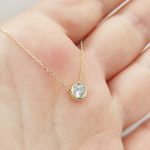 Sárga arany nyaklánc egy köves buttonos medállal