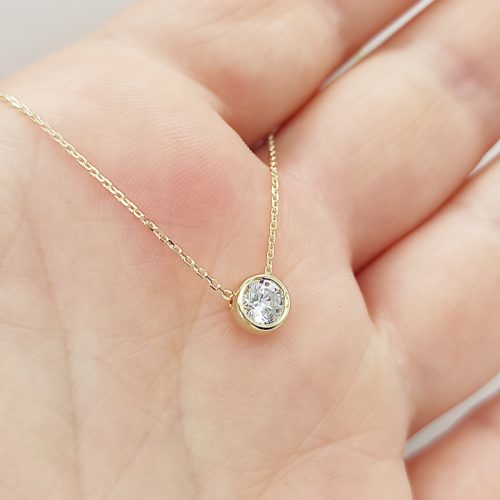 Sárga arany nyaklánc egy köves buttonos medállal