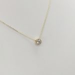 Sárga arany nyaklánc egy köves buttonos medállal