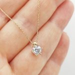 Sárga arany nyaklánc egy köves 6 karmos medállal