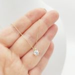 Sárga arany nyaklánc egy köves 6 karmos medállal