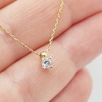 Sárga arany nyaklánc egy köves 4 karmos medállal