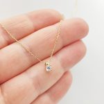 Sárga arany nyaklánc egy köves 4 karmos medállal