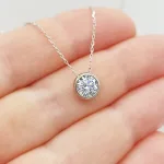 Fehér arany nyaklánc buttonos egy köves medállal