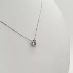 Fehér arany nyaklánc buttonos egy köves medállal