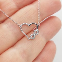 Fehér arany nyaklánc szív és végtelen medállal