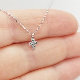 Fehér arany nyaklánc kis köves kereszttel