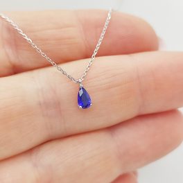 Fehér arany nyaklánc sötétkék köves csepp medállal