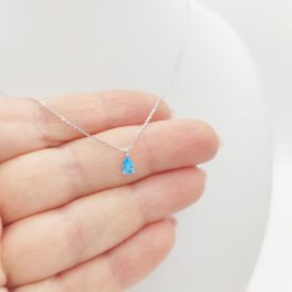 Fehér arany nyaklánc kék köves csepp medállal