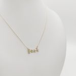 Sárga arany nyaklánc kis család medállal