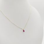 Sárga arany nyaklánc piros kis cseppel