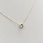 Sárga arany nyaklánc egy köves buttonos medállal