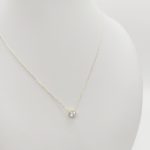 Sárga arany nyaklánc egy köves buttonos medállal