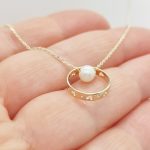Sárga arany modern nyaklánc gyöngy medállal